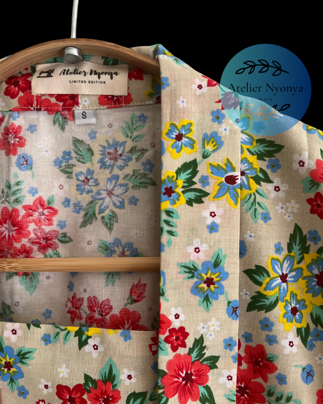 short sleeve kebaya kutubaru made from cottob with small flower motif in crean