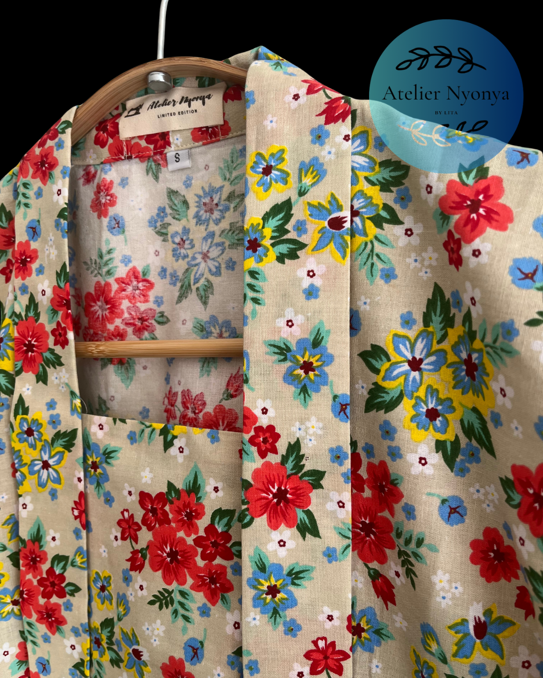 short sleeve kebaya kutubaru made from cottob with small flower motif in cream