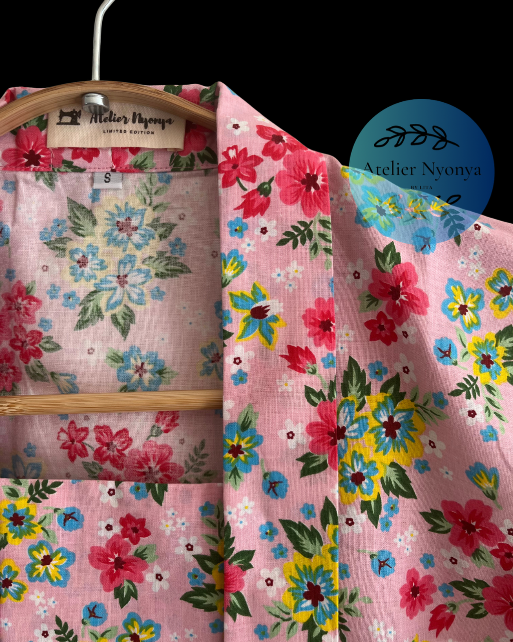 short sleeve kebaya kutubaru made from cottob with small flower motif in pink
